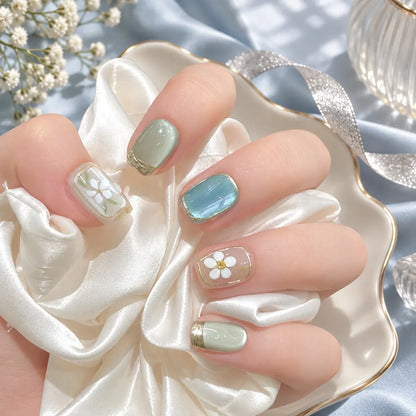 Nailoriah Short Floral Cat Eye Nails